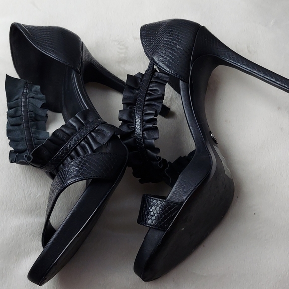 Michael Kors Black Ruffled Sandals with Straps - Picture 3 of 7